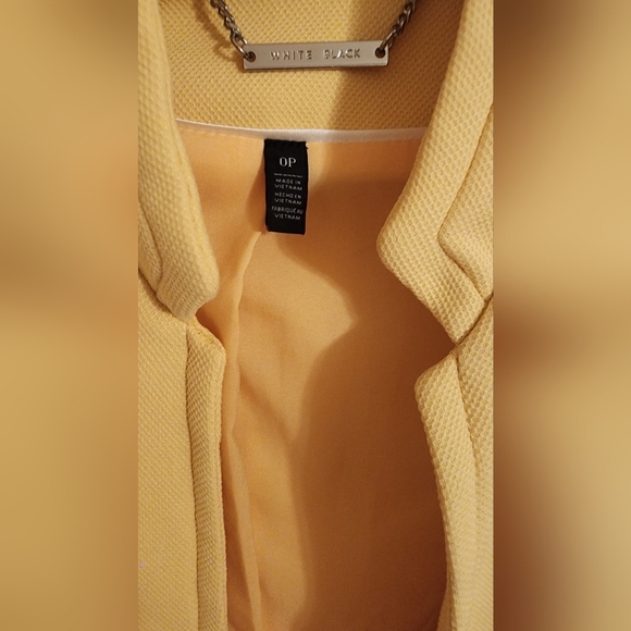 White House black market- butter yellow jacket size 0 - Picture 3 of 3